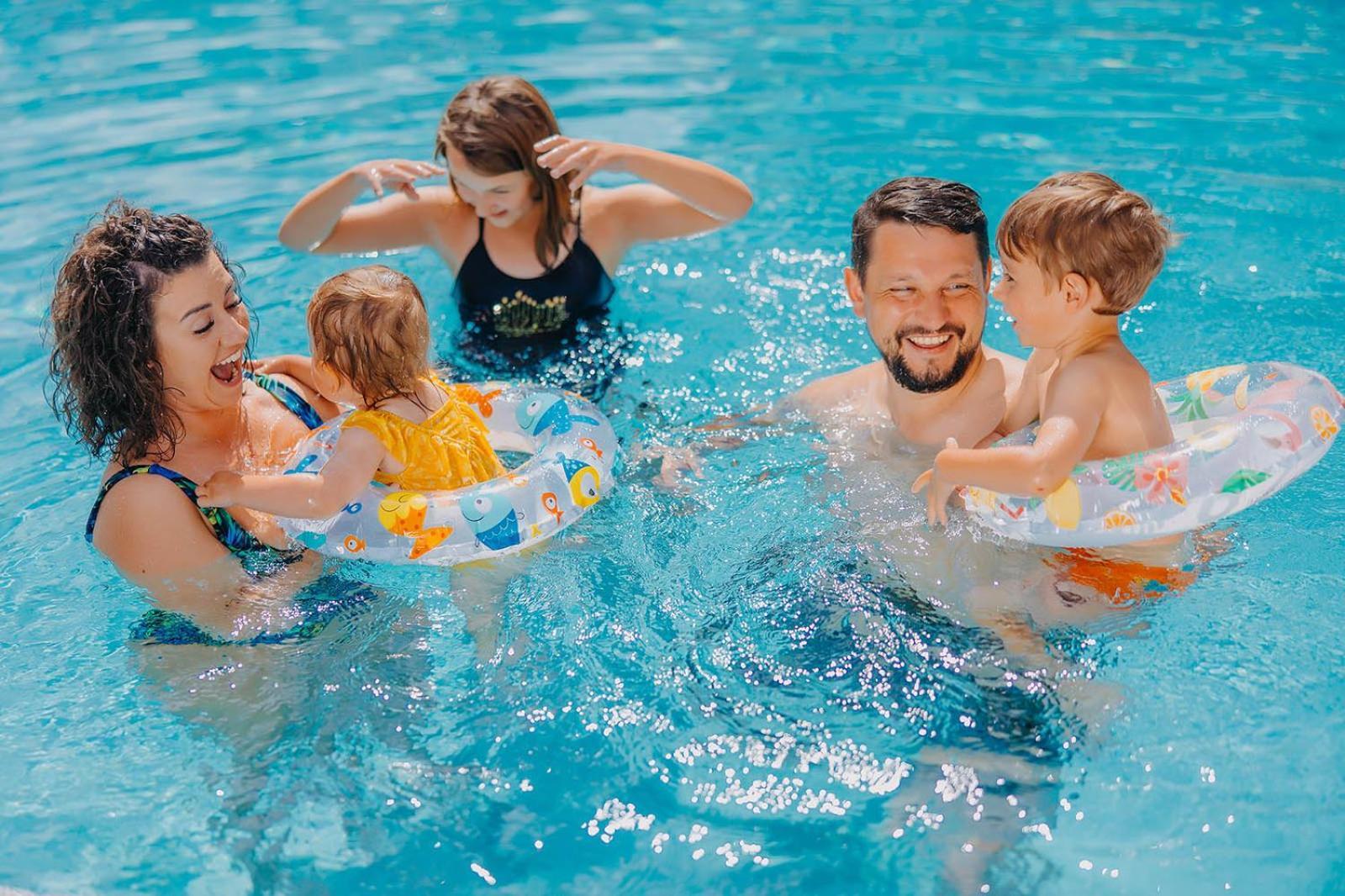 Platinum Mountain Hotel&Spa Szklarska Poręba Eksteriør bilde Family in a swimming pool