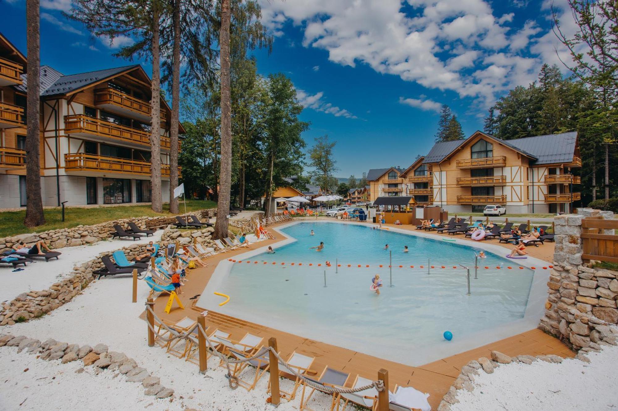 Platinum Mountain Hotel&Spa Szklarska Poręba Eksteriør bilde The swimming pool at the center of the resort